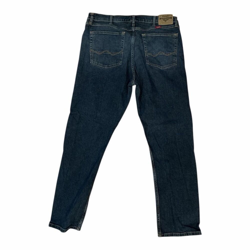 Wrangler Men's Size 36x30 Medium Wash Blue Straight Leg Relaxed Fit